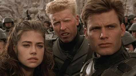 What's happening in this Starship Troopers movie clip?In the middle of the desert, the soldiers are attacked by giant alien insects. They end up killing them...